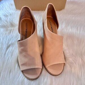 Lucky Brand Women’s Shoes Wedges Soft Tan Suede open Side and Toe 8 Medium